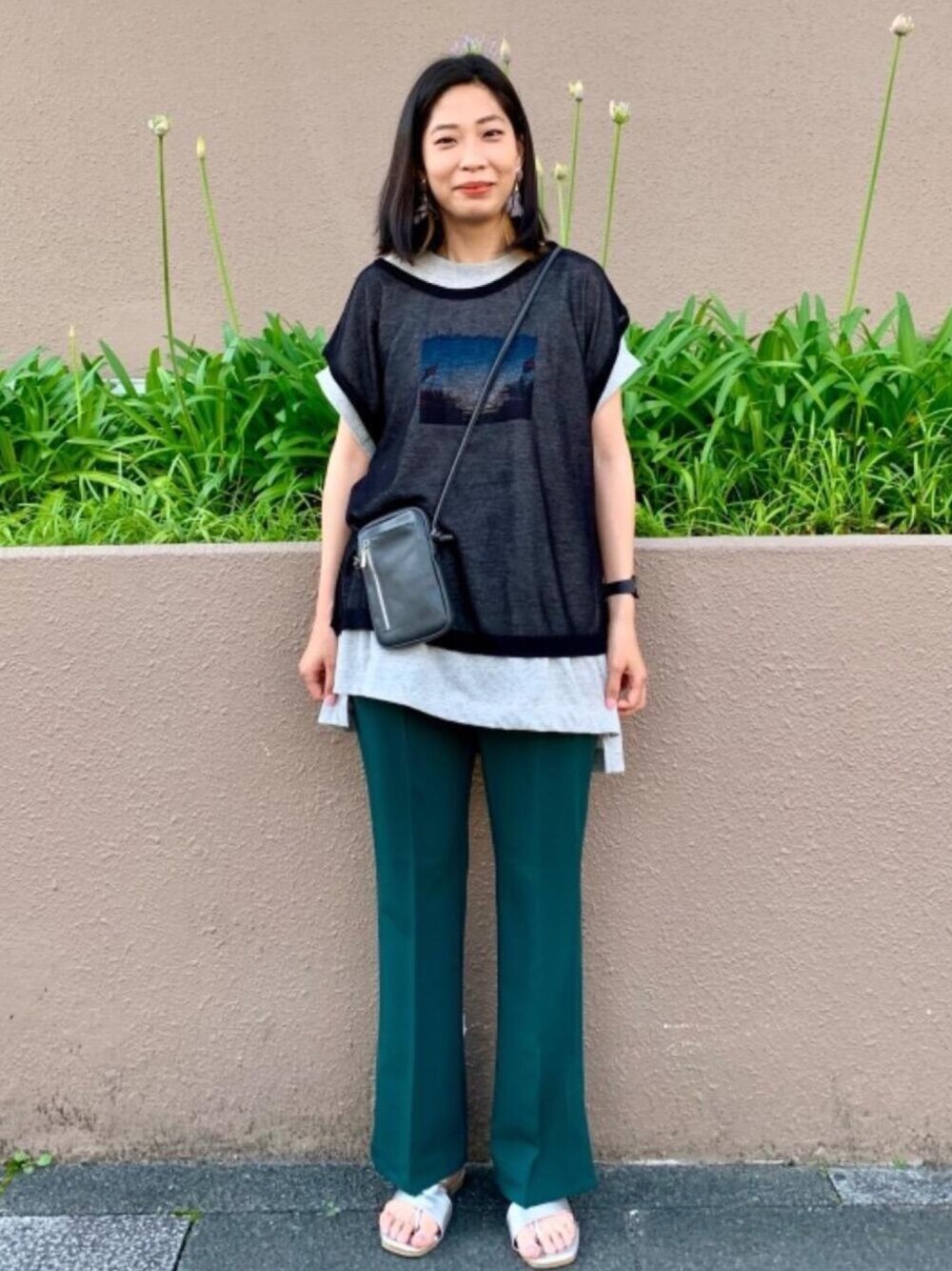 シルバー系のサンダル、グレー系のショルダーバッグ、グレー系のTシャツ/カットソーを着用したレディースの夏コーディネートの1枚目の写真
