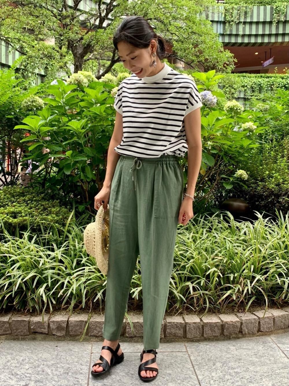 その他のTシャツ/カットソー、ブラック系のサンダル、グリーン系のその他パンツを着用したレディースの夏コーディネートの1枚目の写真