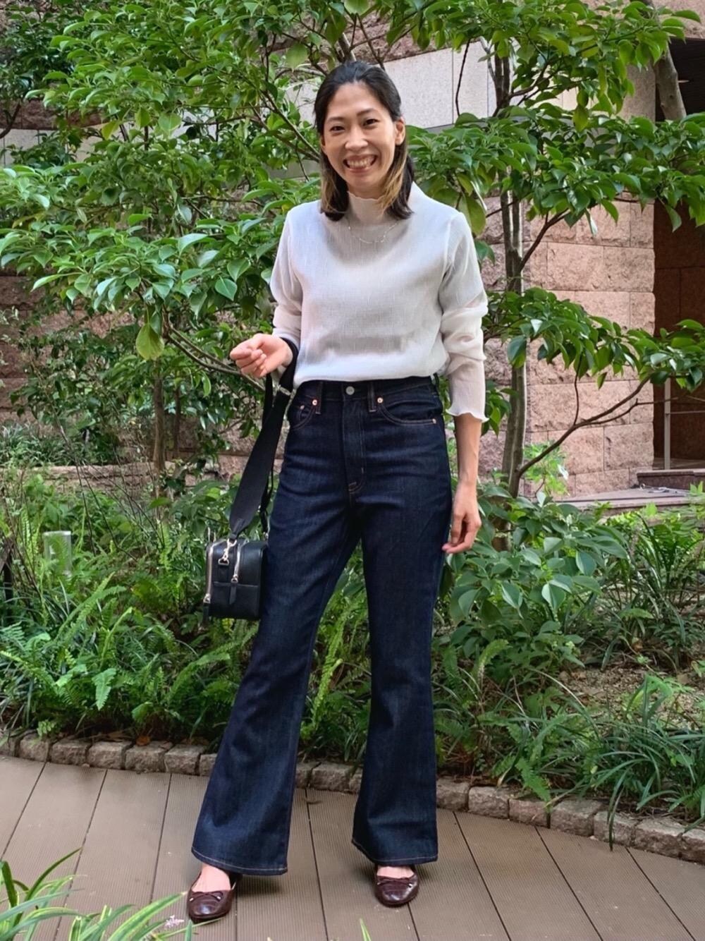 ブラウン系のTシャツ/カットソー、ブルー系のデニムパンツ、ホワイト系のTシャツ/カットソーを着用したレディースの秋コーディネートの1枚目の写真