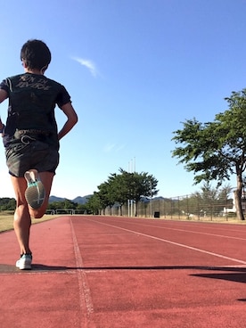 「ランニングシューズ」｜「アイテム（スニーカー、グリーン系）」を使った、max190さん（メンズ・170cm）の夏コーディネート