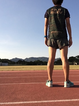 「ランニングシューズ」｜「アイテム（スニーカー、グリーン系）」を使った、max190さん（メンズ・170cm）の夏コーディネート
