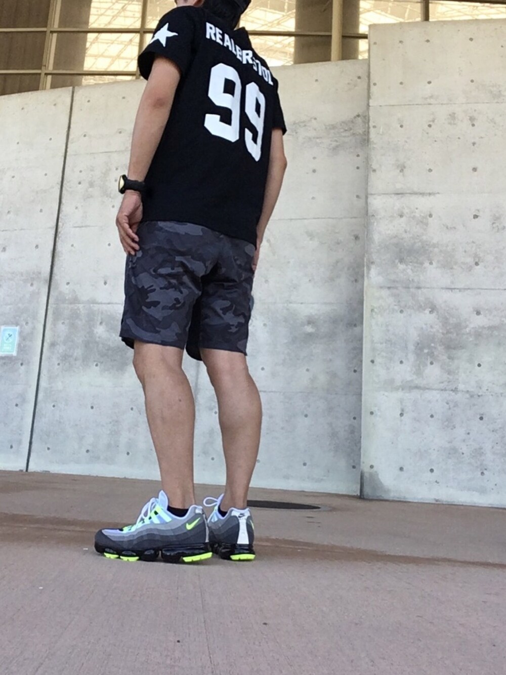 「短パン」｜「F.C.R.B.のアイテム（Tシャツ/カットソー、ブラック系）」を使った、max190さん（メンズ・170cm）の秋コーディネートの1枚目の写真