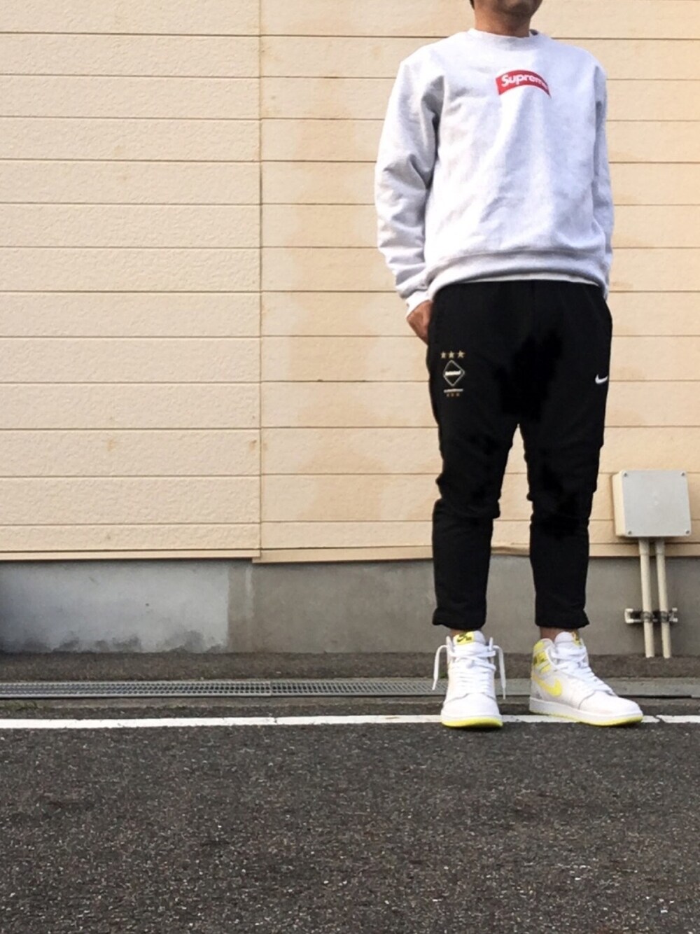 グレー系のスウェット、ブラック系のその他パンツ、ホワイト系のスニーカーを着用したメンズの秋コーディネートの1枚目の写真