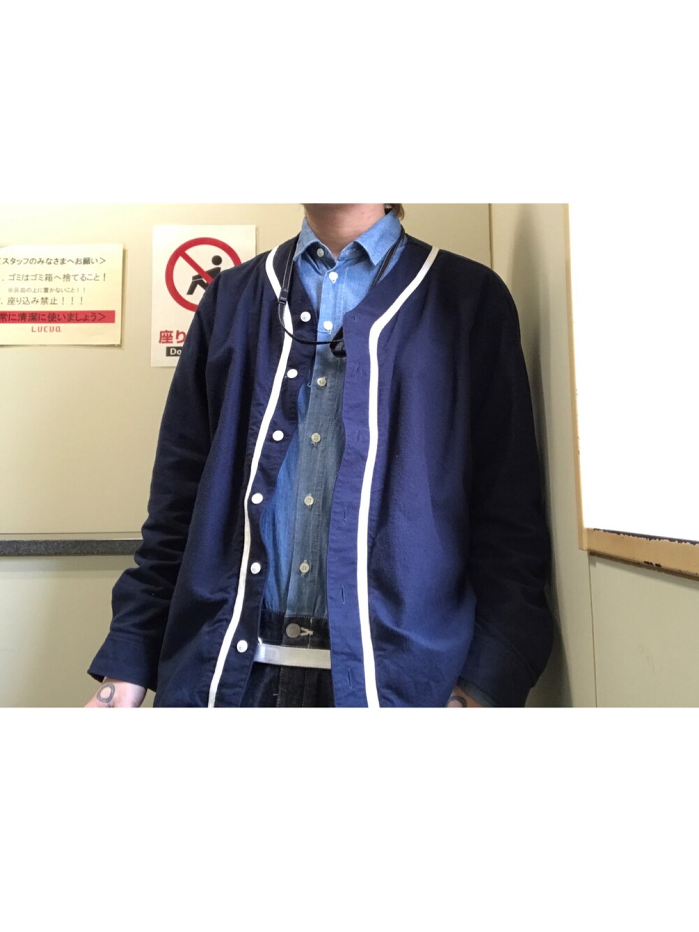 「シンプル、春コーデ、オトナカジュアル、ネイビー、MR.GENTLEMAN、DISCOVERED、オールインワン、デニム、インディゴデニム、ベースボールシャツ」｜「MR.GENTLEMANのアイテム（シャツ/ブラウス、ブルー系）」を使った、YUKIYA UENOさん（メンズ・169cm）の春コーディネートの1枚目の写真