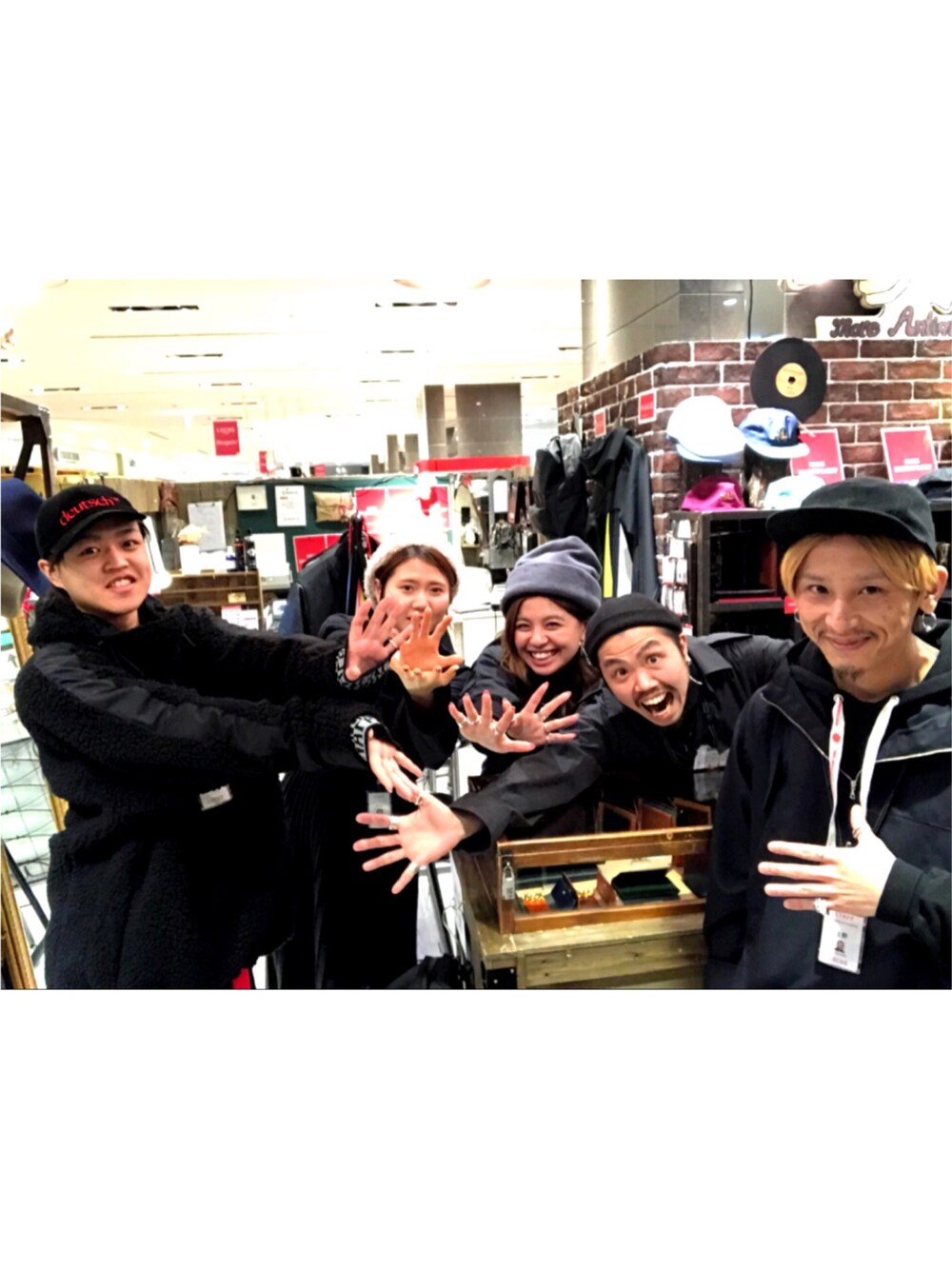 「大人カジュアル、ブラック、ブラックコーデ、アノラックパーカー、シンプル、レイヤードスタイル、パーカー、黒、CAP、URU」｜「URUのURU  アノラックパーカー（その他アウター、ブラック系）」を使った、YUKIYA UENOさん（メンズ・169cm）の冬コーディネートの1枚目の写真