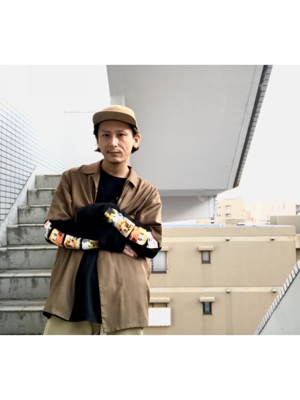 「春、カジュアルコーデ、オトナカジュアル、大人コーデ、シャツ、開襟シャツ、ブラウン×ブラック、ブラウン」｜「FACETASMのアイテム（Tシャツ/カットソー、ブラック系）」を使った、YUKIYA UENOさん（メンズ・169cm）の春コーディネートの1枚目の写真