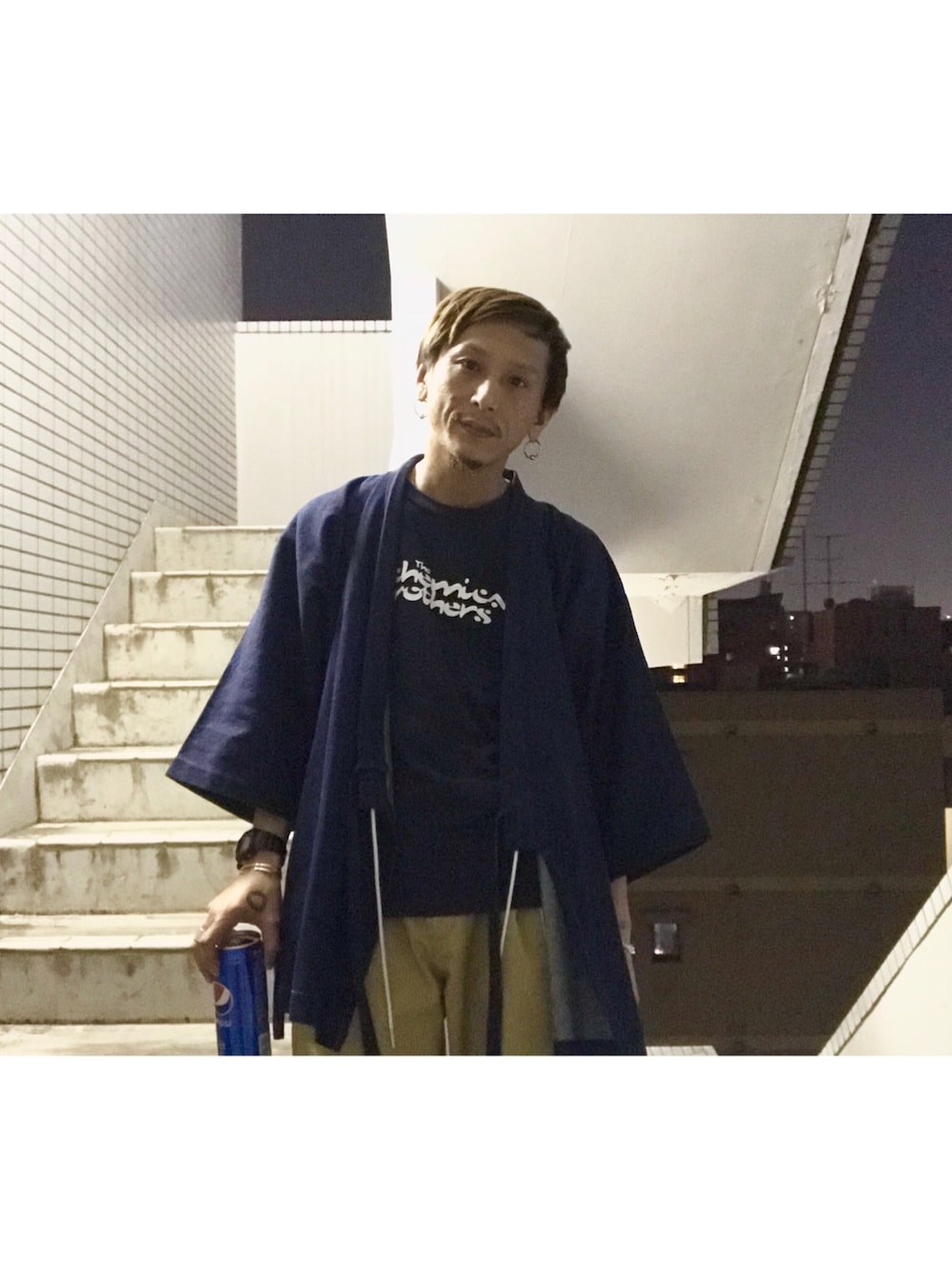 「春コーデ、バンドT、Tシャツ、サムエジャケット、デニム」｜「chemical brothersのアイテム（Tシャツ/カットソー、ブルー系）」を使った、YUKIYA UENOさん（メンズ・169cm）の春コーディネートの1枚目の写真