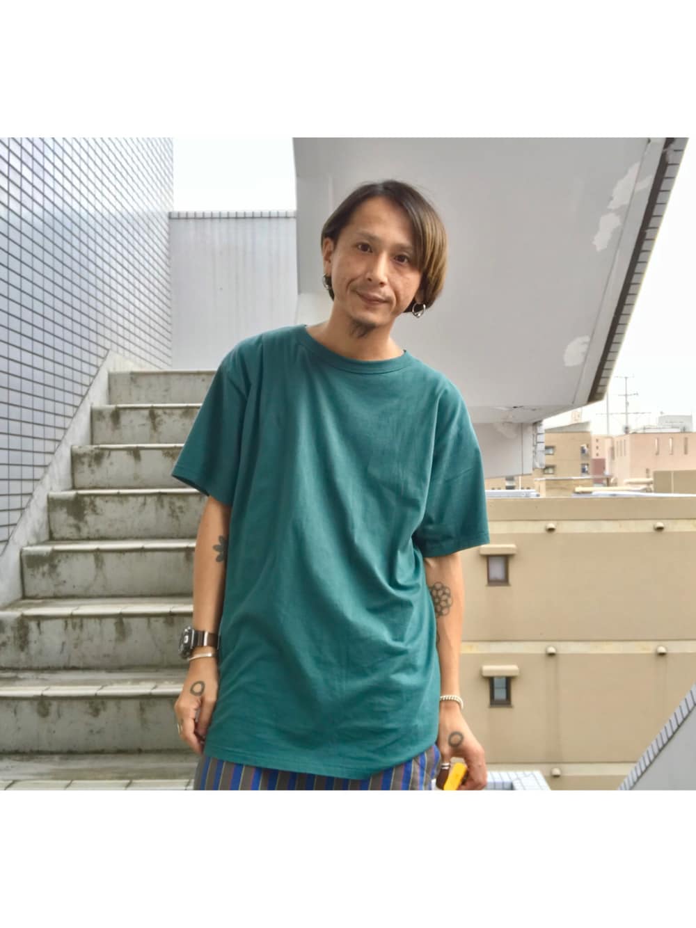 「シンプルコーデ、カジュアル、オーバーサイズ、ラフ、カメラマン、FACETASM、VAINAL ARCHIVE」｜「VAINL ARCHIVEのアイテム（Tシャツ/カットソー、グリーン系）」を使った、YUKIYA UENOさん（メンズ・169cm）の秋コーディネートの1枚目の写真