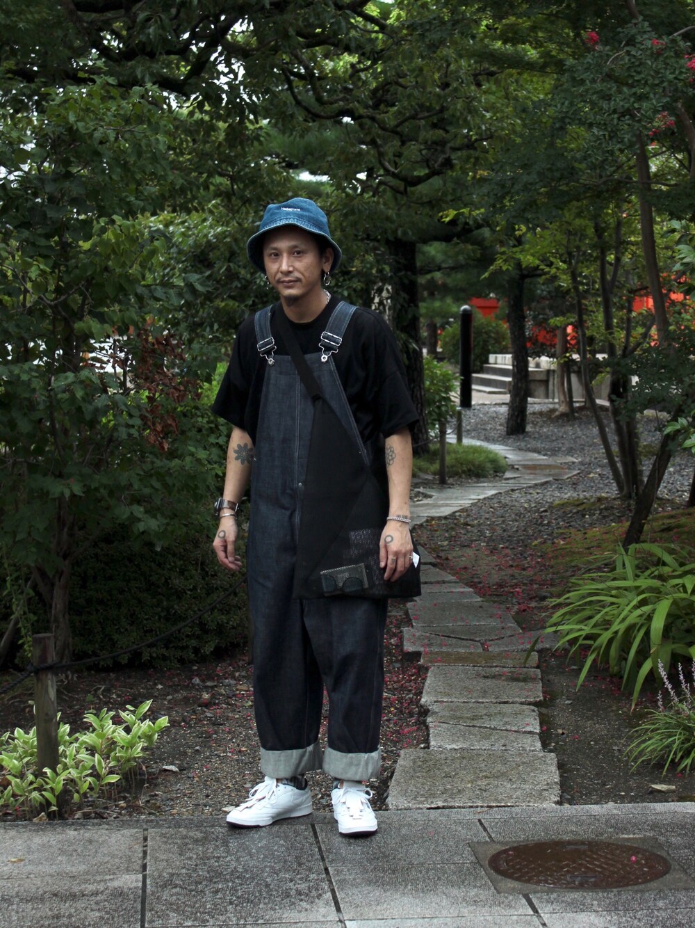 「TUKI、オーバーオール、overall、denim、バケットハット、カジュアルコーデ、オーバーサイズ」｜「TUKIのアイテム（サロペット/オーバーオール、ブルー系）」を使った、YUKIYA UENOさん（メンズ・169cm）の秋コーディネートの1枚目の写真