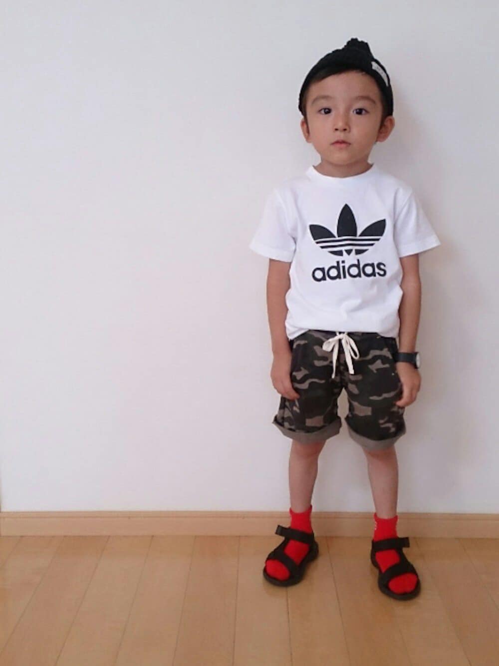 「１人カモフラ連投、真似っこコーデ、キッズコーデ、男の子、4歳、Tシャツ、カモフラパンツ、CASIO、サンダルに靴下、ハーフ！？」｜「GLOBAL WORKの【キッズ】ライトウェイトサンダル/711761（サンダル、ブラック系）」を使った、RinRinさん（キッズ・100cm）の夏コーディネートの1枚目の写真