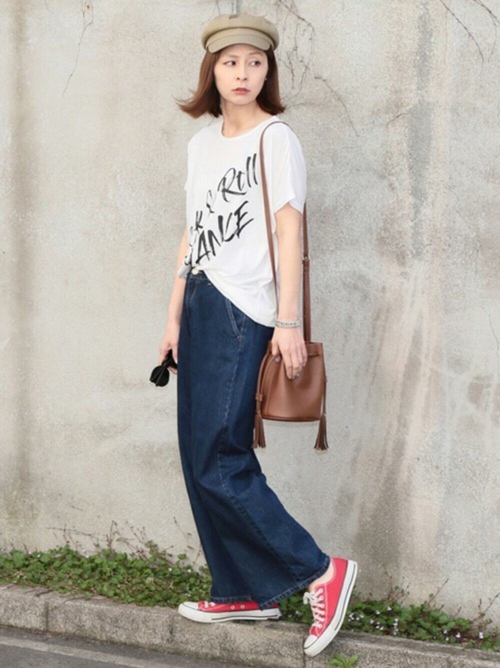 「デニムパンツ、ゆるコーデ、おでかけコーデ、ロックTシャツ、ワイドデニム、ドロップ、オーバーＴシャツ」｜「CITRINE ChakraのドロップオーバーT(ROCK)（Tシャツ/カットソー、ホワイト系）」を使った、シトリンチャクラさん（レディース・162cm）の夏コーディネートの1枚目の写真