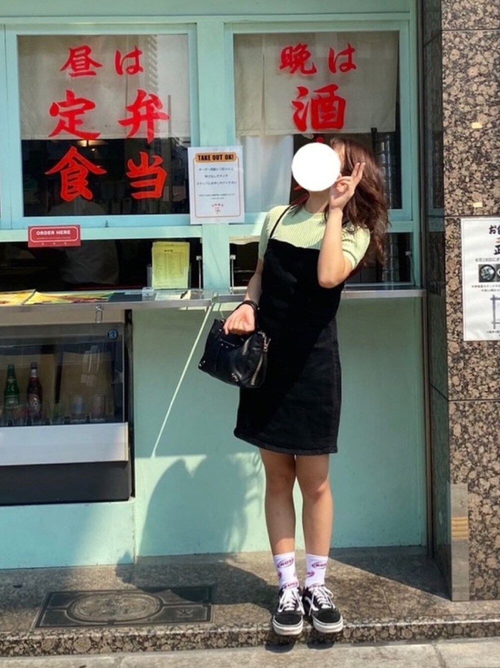 「スカート、サロペットスカート、ZARA、韓国ファッション、グリーン、夏コーデ」｜「ZARAのアイテム（つなぎ/オールインワン、ブラック系）」を使った、リさん（レディース・156cm）の冬コーディネートの1枚目の写真