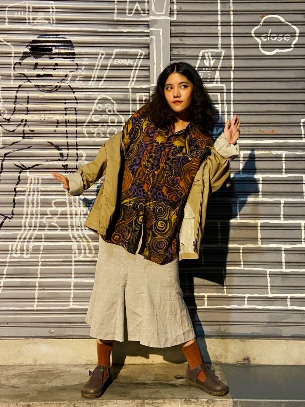 ブラウン系のシャツ/ブラウス、ブラウン系のシャツ/ブラウス、ベージュ系のその他アウターを着用したレディースの秋コーディネートの1枚目の写真