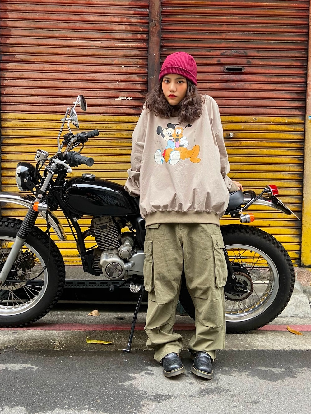 「ootd、秋のコーデ、秋コーデ、工裝褲、oversize、毛帽、disney、mickey、工装」｜「niko and...のアイテム（ニットキャップ/ビーニー、レッド系）」を使った、zさん（レディース・152cm）の秋コーディネートの1枚目の写真