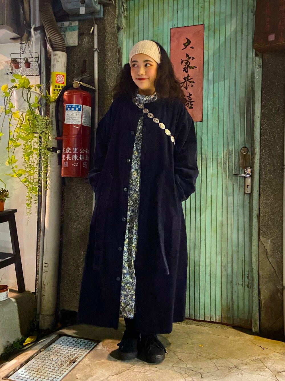 「ootd、休閒、vintage、秋のコーデ、腰巻きスタイル、古着MIX、燈芯絨、洋裝、blue、髮帶」｜「waikikiislandのアイテム（ダウンジャケット/コート、ブルー系）」を使った、zさん（レディース・152cm）の秋コーディネートの1枚目の写真