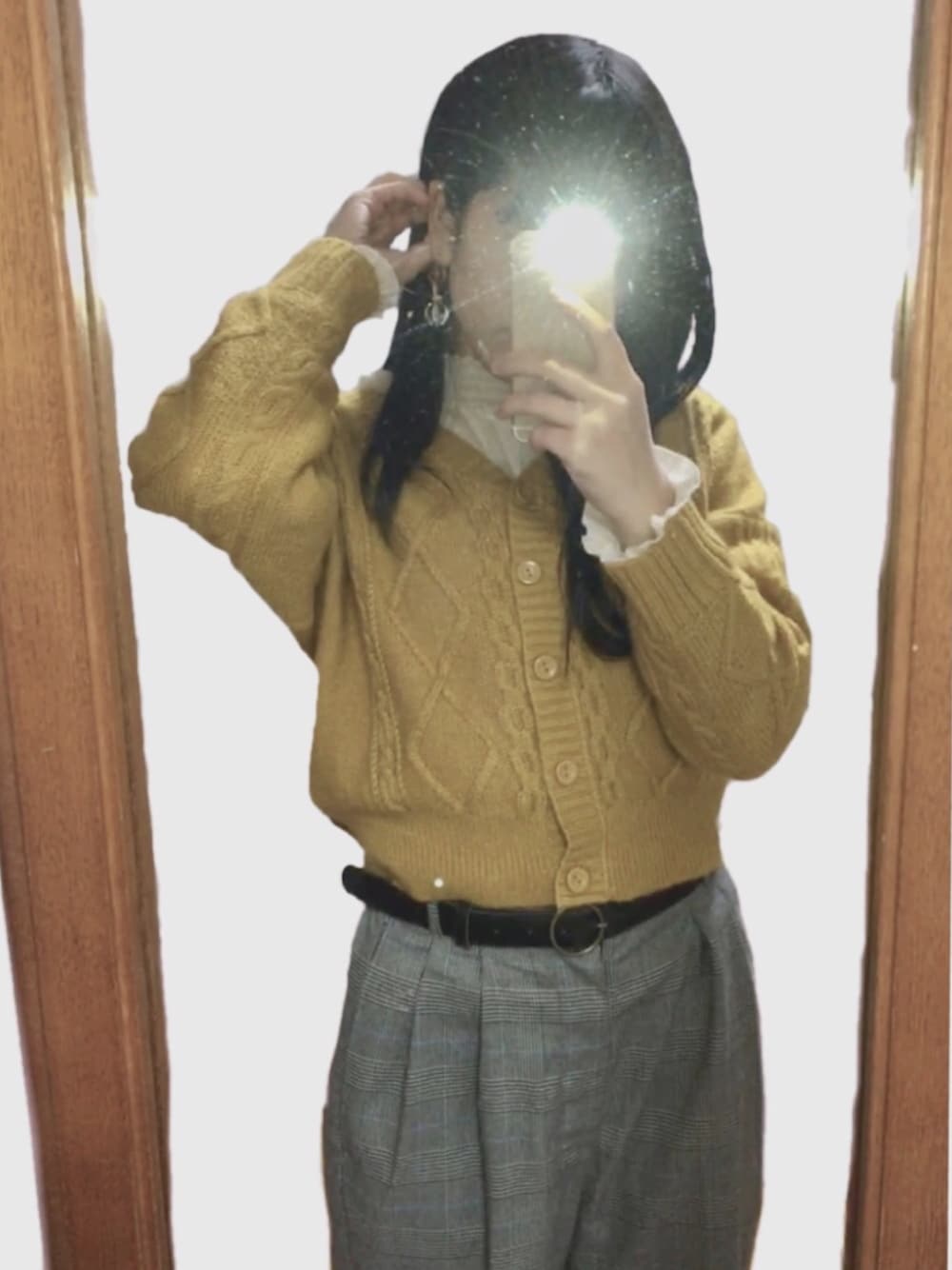 「yellow、black、勉強スタイル、休日スタイル、プチプラコーデ、ケーブルニット、学生、相互フォロー、フォロー返します」｜「earth music&ecologyの・前後2wayケーブルニットプルオーバー（ニット/セーター、イエロー系）」を使った、さけちさん（レディース・161cm）の冬コーディネートの1枚目の写真
