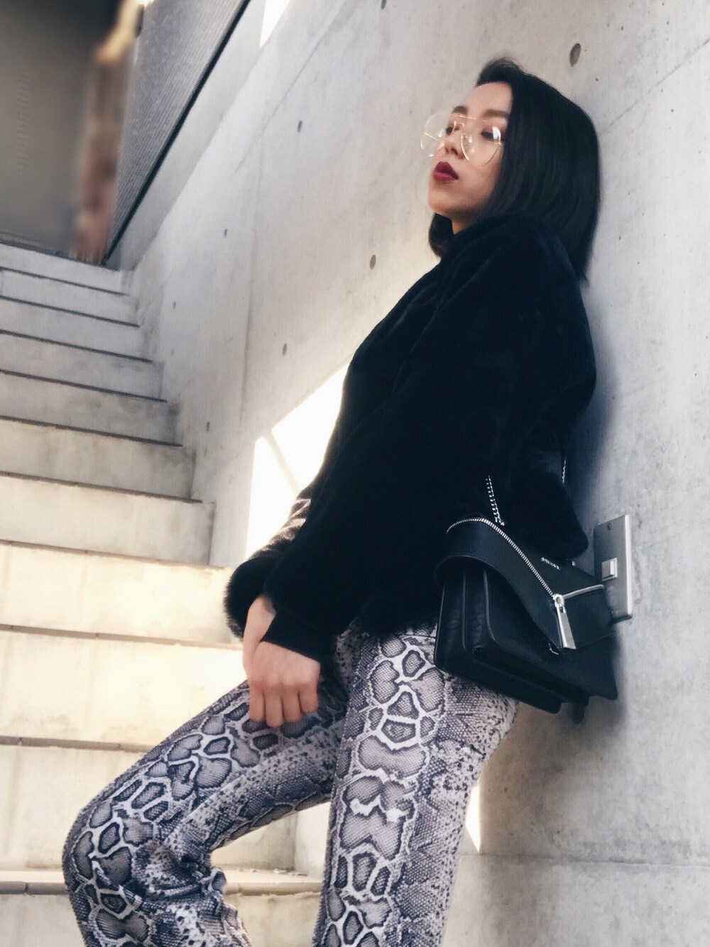 「蛇柄、ヘビ、パイソン柄」｜「Bershkaのアイテム（パンツ、グレー系）」を使った、miuさん（レディース・160cm）の冬コーディネートの1枚目の写真