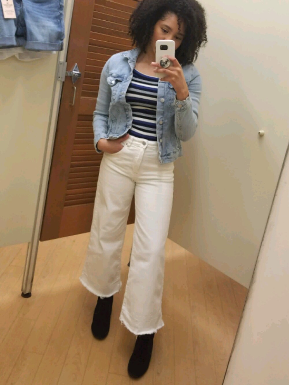 「white denim 、H&M、spring、stripes、denim jacket」｜「H&Mのアイテム（デニムパンツ、ホワイト系）」を使った、Toniさん（レディース・163cm）の春コーディネートの1枚目の写真