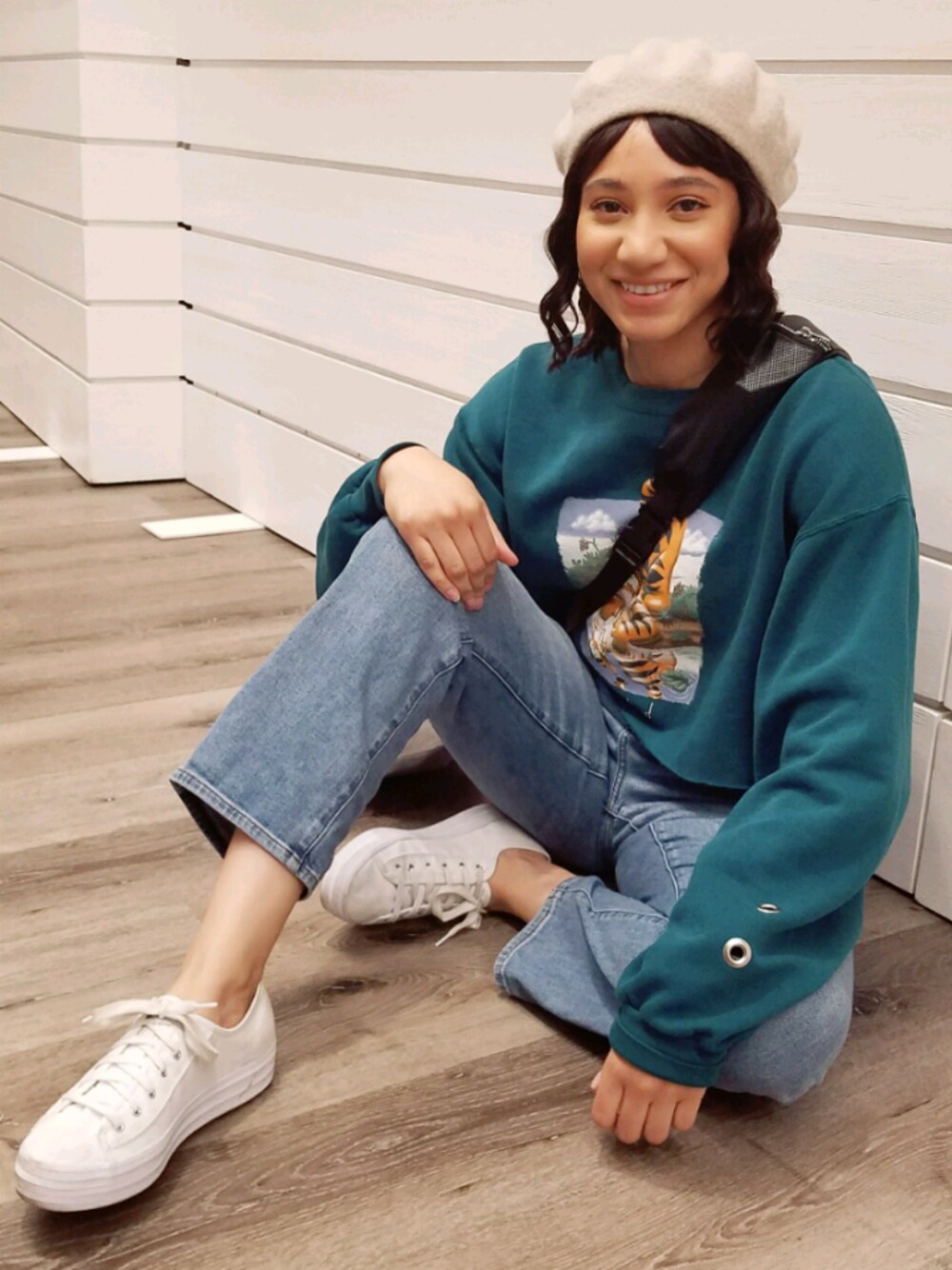「disney、cropped、beret、casual、keds、UNIQLO」｜「UNIQLOのアイテム（デニムパンツ、ブルー系）」を使った、Toniさん（レディース・163cm）の春コーディネートの1枚目の写真