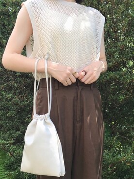 「CLEA（クレア）の2WAY 巾着 ミニショルダー（ショルダーバッグ、ホワイト系）」を使った、まなみさん（レディース・163cm）の冬コーディネート