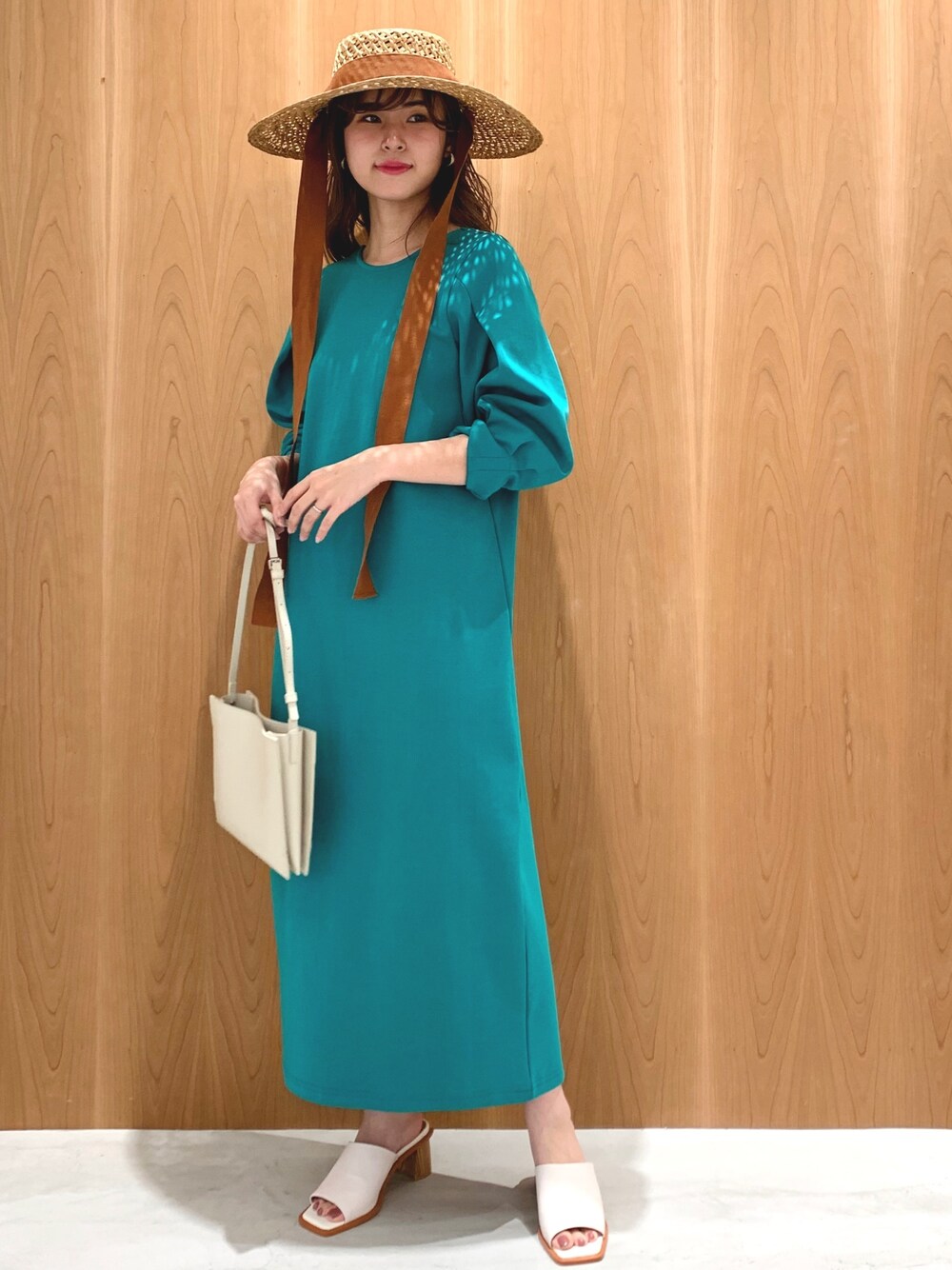 「ラクチンコーデ、春コーデ、春カラー、低身長コーデ、オトナ女子、大人コーデ、休日スタイル、ootd、きれいめカジュアル、サンダル」｜「Rouge vifのロングリボンストローハット（ハット、ベージュ系）」を使った、はしもとまゆさん（レディース・155cm）の春コーディネートの1枚目の写真