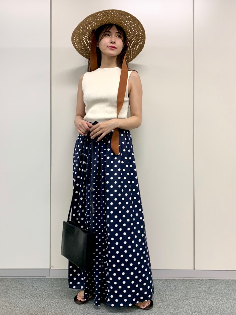 「これが私をアゲる服、休日スタイル、ルージュヴィフ、ルージュ･ヴィフ ラクレ(Rouge vif la cle)、Rougevif、rougeviflacle、オトナカジュアル、夏コーデ、お洒落さんとつながりたい、オトナ女子」｜「Rouge vifのロングリボンストローハット（ハット、ベージュ系）」を使った、はしもとまゆさん（レディース・155cm）の春コーディネートの1枚目の写真