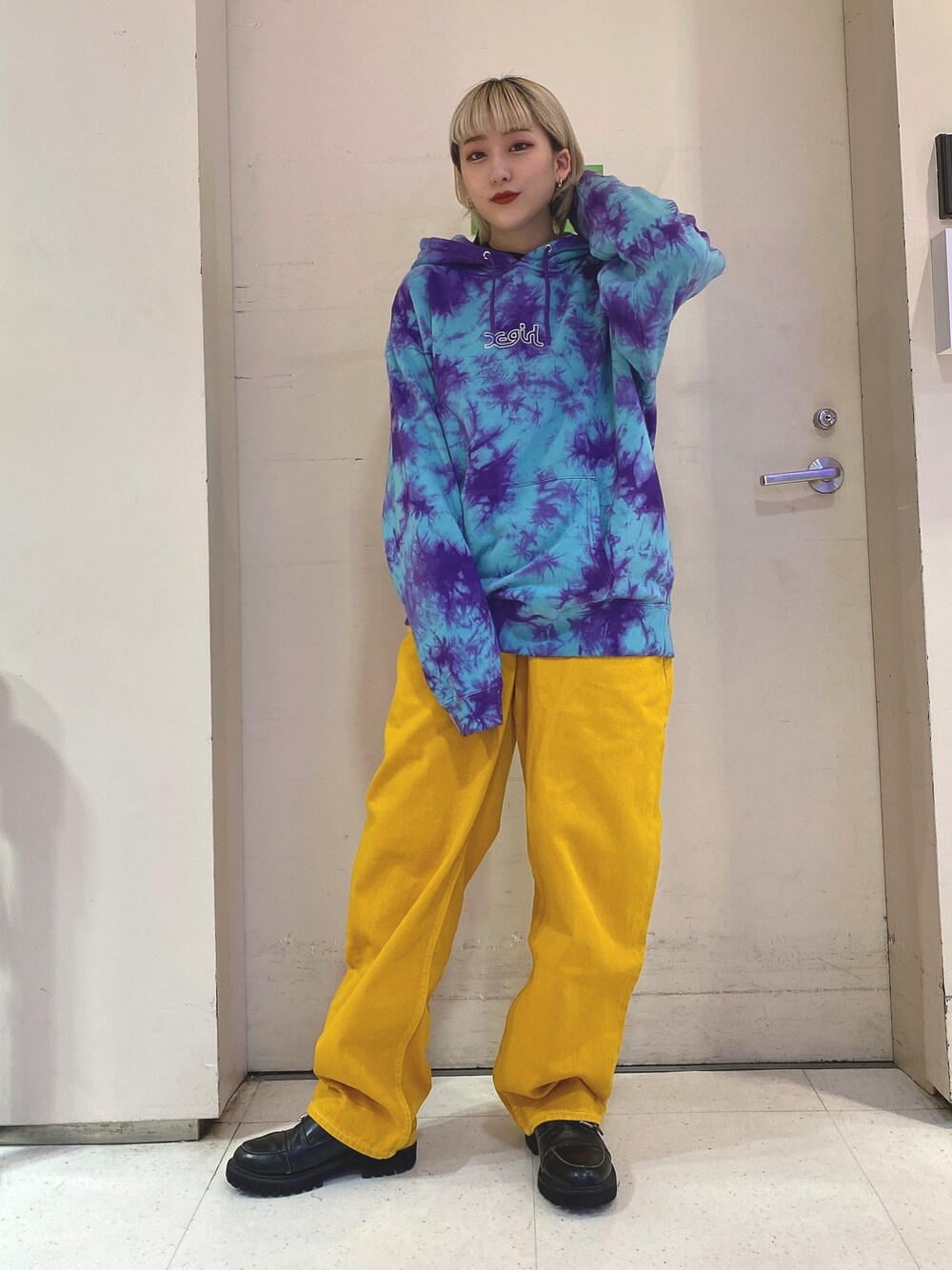 「タイダイ柄、x-girl、エックスガール、デニムパンツ、青、blue、紫、purple、黄色、yellow」｜「X-girlのアイテム（パーカー、ブルー系）」を使った、MIKUさん（レディース・157cm）の秋コーディネートの1枚目の写真