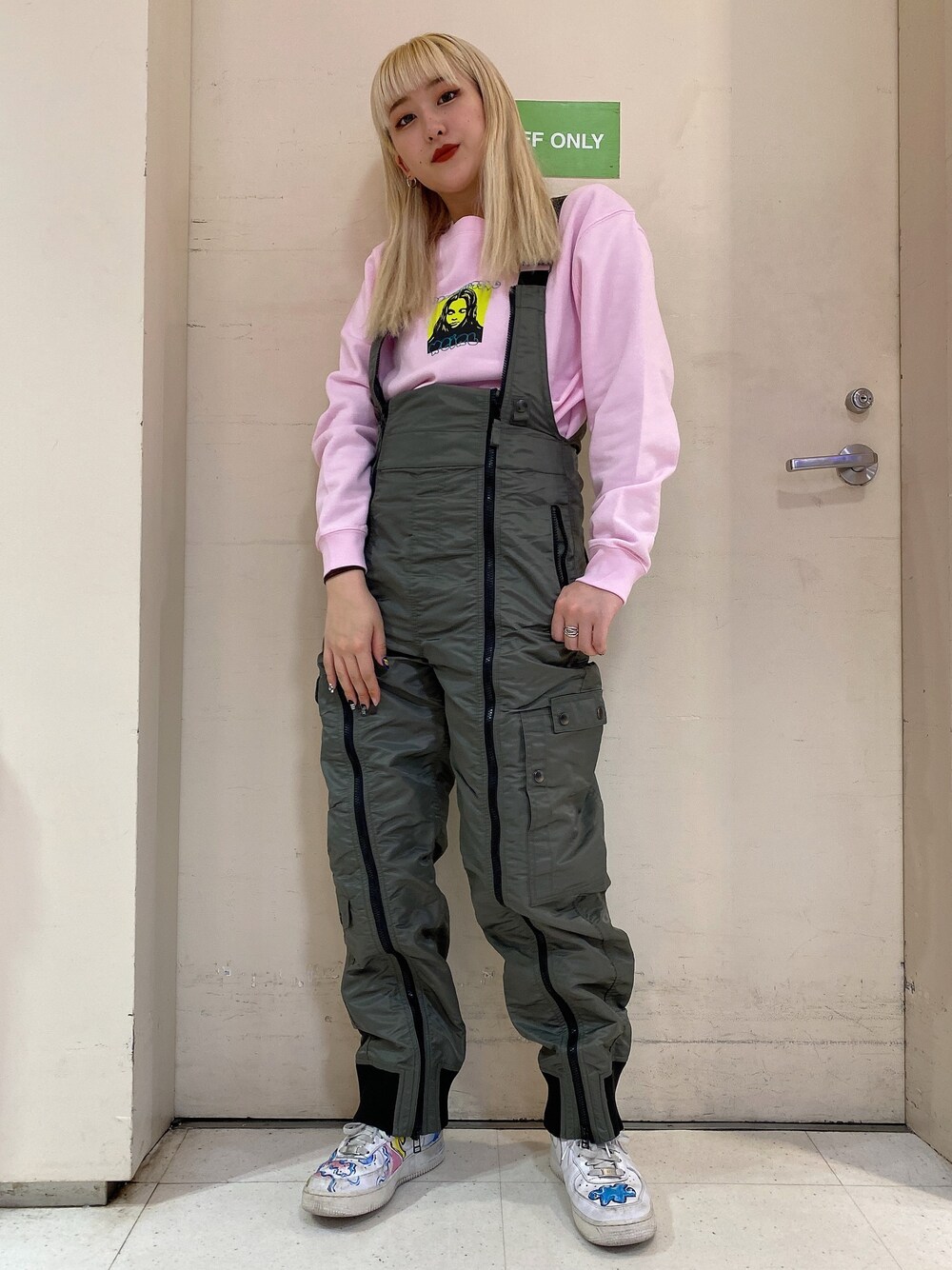 「秋コーデ、x-girl、おしゃれさんと繋がりたい、オーバーオール、スウェット」｜「X-girlの#1 FLIGHT OVERALLS（つなぎ/オールインワン、グリーン系）」を使った、MIKUさん（レディース・157cm）の秋コーディネートの1枚目の写真