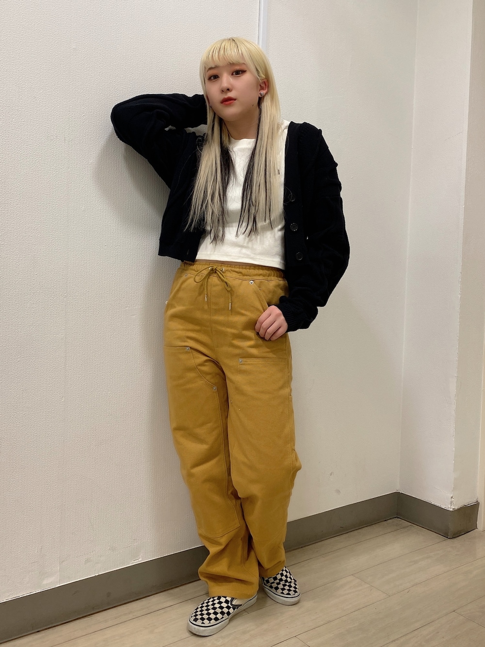 「エックスガール、x-girl、xgirl、カーディガン、ワークパンツ、クロップドトップス、春コーデ、おしゃれさんと繋がりたい、VANS、スリッポン」｜「X-girlのSPRING 3D KNIT CARDIGAN（カーディガン/ボレロ、ブラック系）」を使った、MIKUさん（レディース・157cm）の冬コーディネートの1枚目の写真