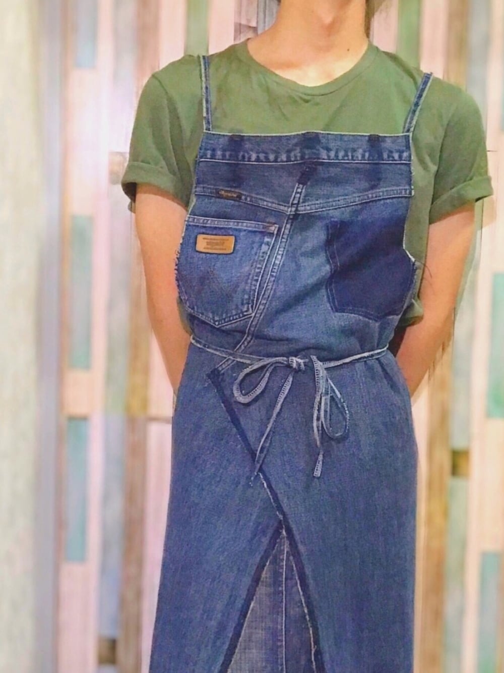 「はんどめいどかいかい、ハンドメイド、リメイク、古着、古着リメイク、リメイクデニム、ﾃﾞﾆﾑｴﾌﾟﾛﾝ、デニム、エプロン、Wrangler」｜「Wranglerのアイテム（デニムパンツ、ブルー系）」を使った、はんどめいど かいかいさん（メンズ・169cm）の夏コーディネートの1枚目の写真