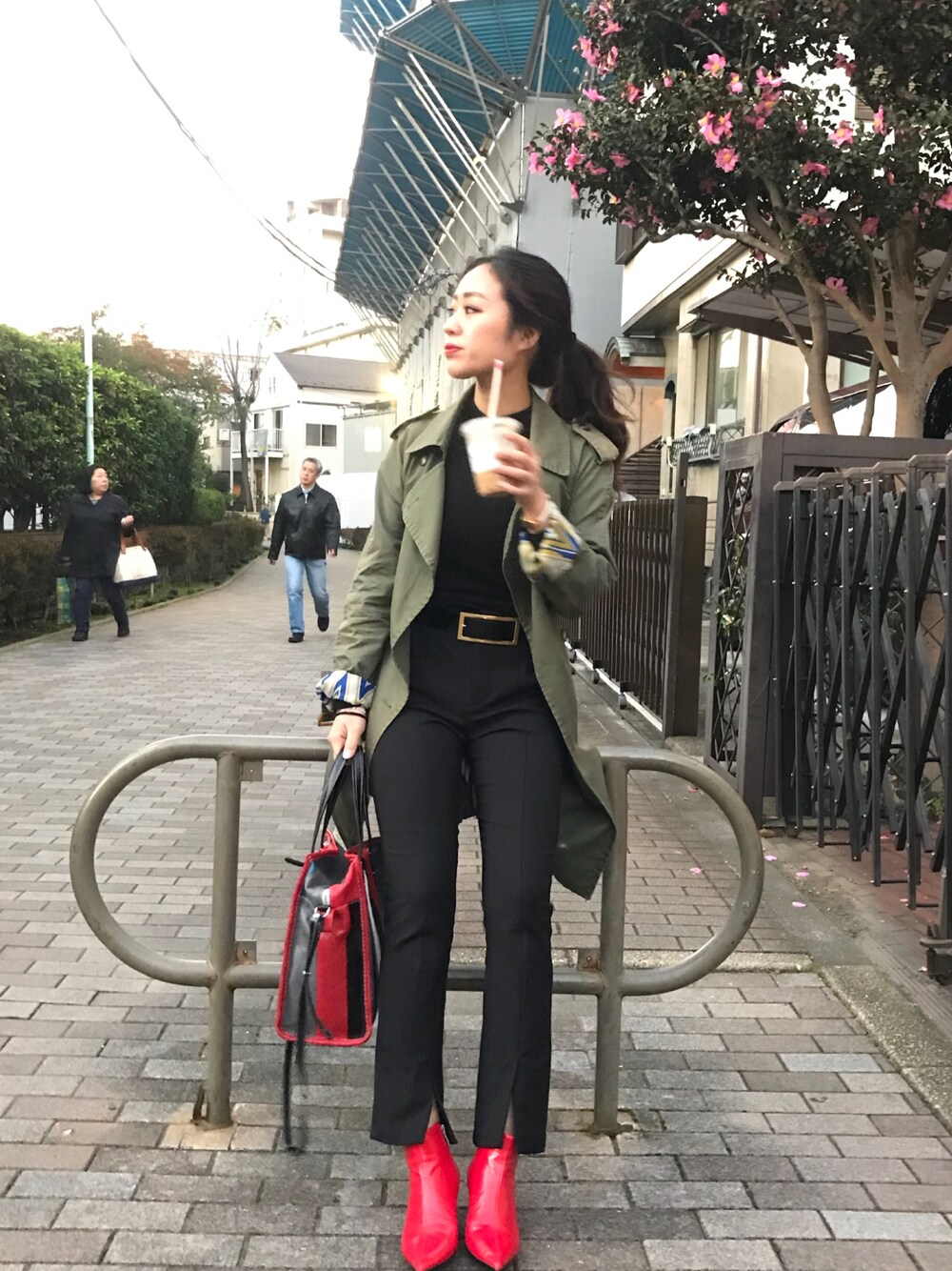 「SLY、トレンチコート、BALENCIAGA、バザール、red」｜「SLYのJANE TRENCH SHORT COAT（トレンチコート、グリーン系）」を使った、미미さん（レディース・158cm）の秋コーディネートの1枚目の写真