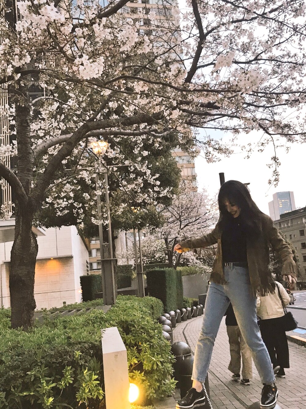 「ootd、PRADA、STYLENANDA」｜「SAINT LAURENT PARISのアイテム（ライダースジャケット、ベージュ系）」を使った、미미さん（レディース・158cm）の春コーディネートの1枚目の写真