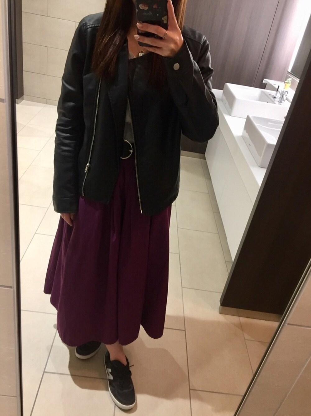 「大学生、革ジャン、ライダースジャケット、紫、スカート、スニーカー、秋のコーデ、オトナカジュアル、ローリーズファーム(LOWRYS FARM)、ニューバランス」｜「LOWRYS FARMのＴＣタックミディスカート　771491（スカート、パープル系）」を使った、m❤︎さん（レディース・154cm）の秋コーディネートの1枚目の写真
