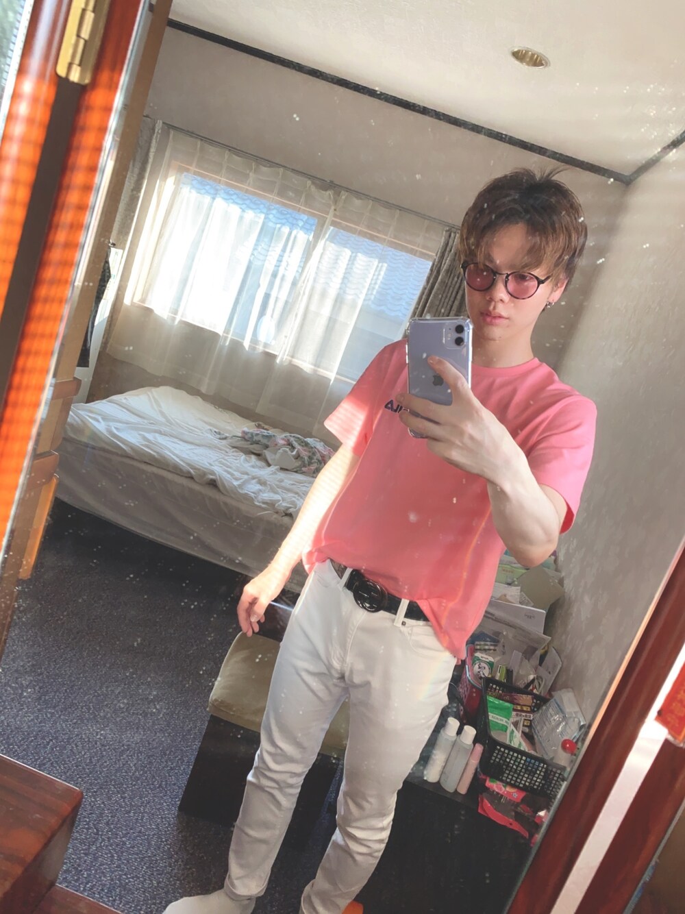 ピンク系のTシャツ/カットソー、ホワイト系のチノパンツ、ブラック系のベルトを着用したメンズの夏コーディネートの1枚目の写真