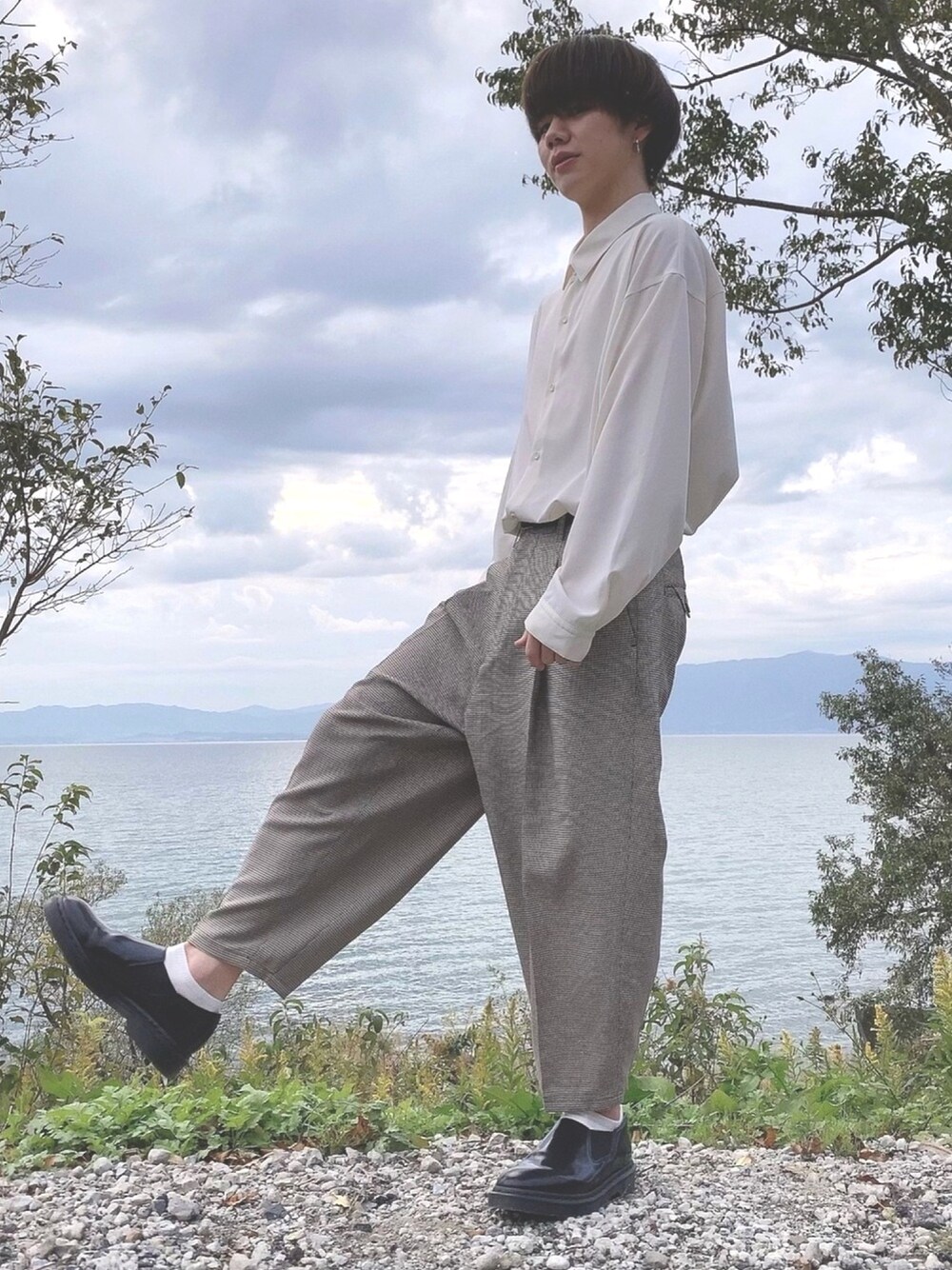 ホワイト系のシャツ/ブラウス、ゴールド系のその他パンツ、ブラック系のローファーを着用したメンズの冬コーディネートの1枚目の写真