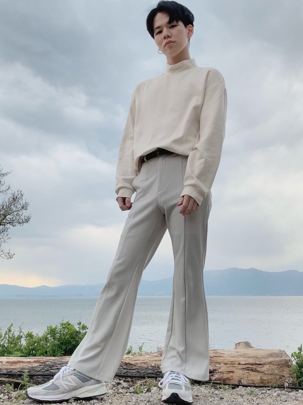「シンプル、ホワイト、タックイン、低身長、フレアパンツ、韓国ファッション、GU、UNIQLO、フォローミー、ファッションの力を信じよう」｜「UNIQLOのアイテム（トップス、ホワイト系）」を使った、nissyさん（メンズ・167cm）の春コーディネートの1枚目の写真