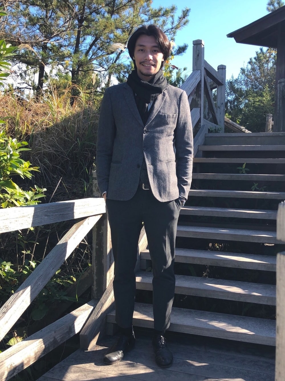「櫻島」｜「VINTAGEのアイテム（スーツジャケット、グレー系）」を使った、TWai Tamさん（メンズ・183cm）の冬コーディネートの1枚目の写真