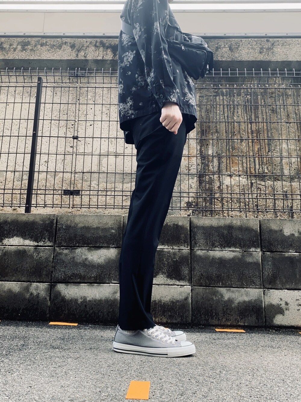 「スラックス、ショルダーバッグ、花柄シャツ、コンバース」｜「UNIQLOのアイテム（スラックス、ブラック系）」を使った、kyungさん（メンズ・186cm）の春コーディネートの1枚目の写真