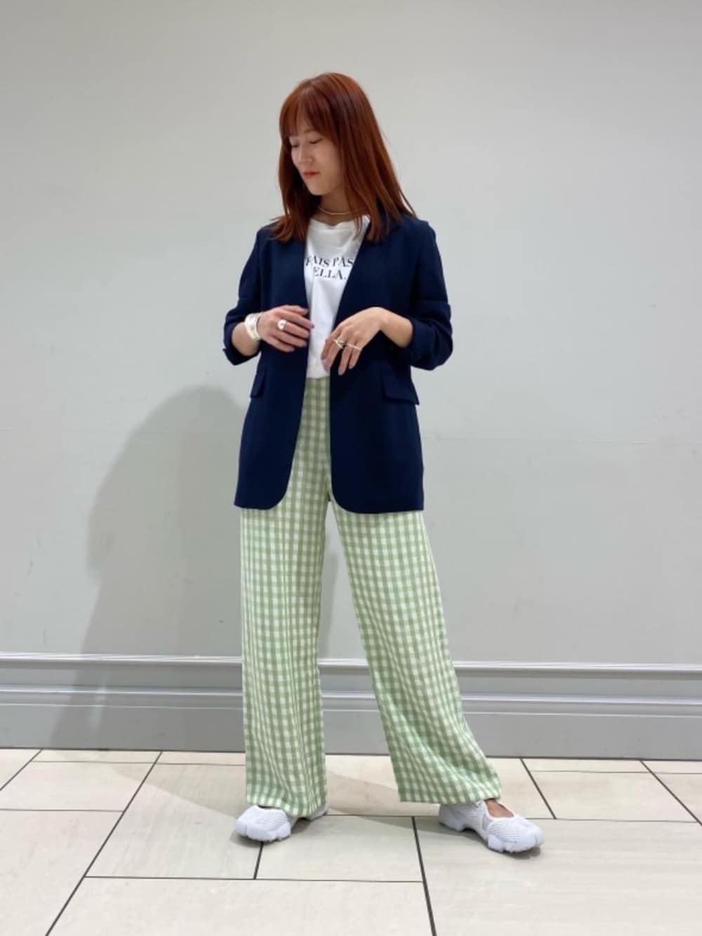 グリーン系のその他パンツ、ブルー系のテーラードジャケット、ホワイト系のTシャツ/カットソーを着用したレディースの春コーディネートの1枚目の写真