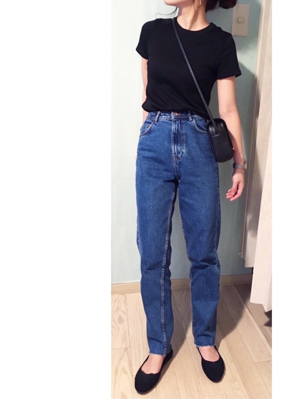 「ZARA、ハイウエスト、マムジーンズ、ハイウエストデニム、リブT、リブクルーネックt、フラットシューズ、バレエシューズ、シンプルコーデ、カジュアルコーデ」｜「UNIQLOのWOMEN リブクルーネックT（半袖）（Tシャツ/カットソー、ブラック系）」を使った、chieさん（レディース・150cm）の夏コーディネートの1枚目の写真