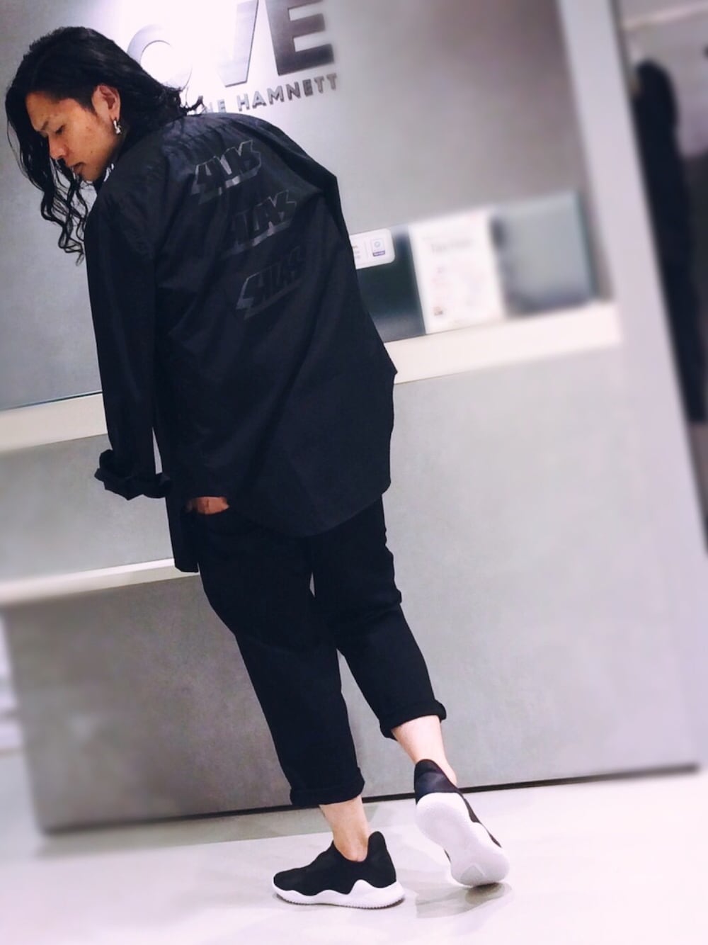 ブラック系のシャツ/ブラウス、ブラック系のその他パンツ、ブラック系のスニーカーを着用したメンズの夏コーディネートの1枚目の写真