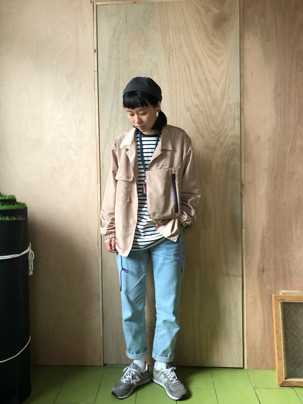 「秋冬、ootd、ootdtw、水兵帽、教練外套、牛仔褲、New Balance、goopi、goopi.tw」｜「TMCAZの教練外套，有一個可拆卸式的全立體口袋，拆卸後可直接當小包，正面排扣部分全使用磁鐵吸附式排扣。（その他アウター、ベージュ系）」を使った、hs1n さん（キッズ・165cm）の秋コーディネートの1枚目の写真
