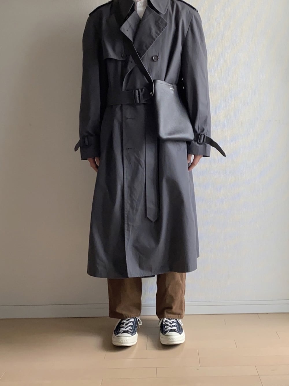 「年末WEAR感謝祭、トレンチコート、ロングコート、ブラウン、コーデュロイパンツ、冬コーデ、ショルダーバッグ、低身長コーデ、冬アウター、ストレートパンツ」｜「LONDONFOGのアイテム（トレンチコート、グレー系）」を使った、ゆういちろうさん（メンズ・170cm）の冬コーディネートの1枚目の写真