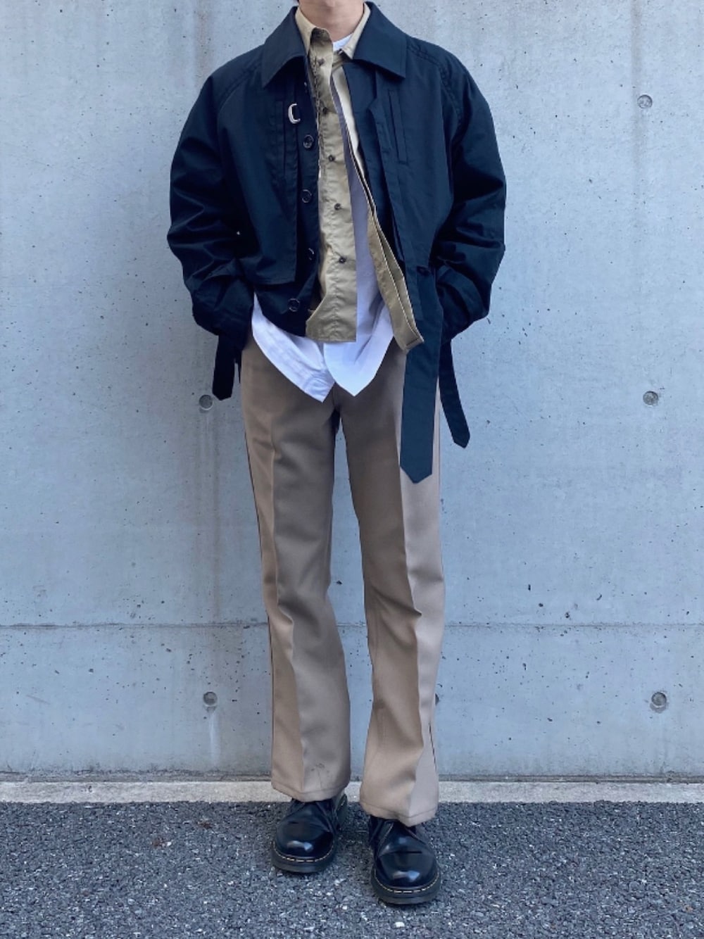 「レイヤードスタイル、ブルゾン、シャツ、フレアパンツ、ストレートパンツ、スラックス、ベージュ、古着MIX、高校生、古着」｜「ToironierのToironier/トワロニエ/ショートトレンチブルゾン（ブルゾン、ブラック系）」を使った、ゆういちろうさん（メンズ・170cm）の冬コーディネートの1枚目の写真