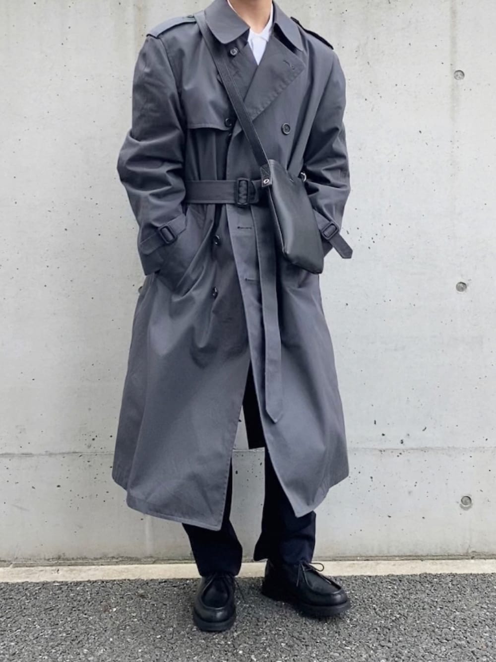 「トレンチコート、ショルダーバッグ、シャツ、ストレートパンツ、スラックス、革靴、高校生、古着、コート、冬アウター」｜「LONDONFOGのアイテム（トレンチコート、グレー系）」を使った、ゆういちろうさん（メンズ・170cm）の冬コーディネートの1枚目の写真