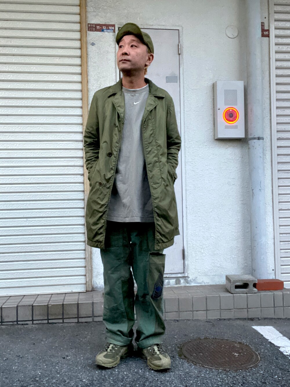 「シンプルコーデ、チェスターコート、カーキ、古着、古着MIX、ミリタリー、スポーツミックス、おしゃれさんと繋がりたい、ootd、outfit」｜「NIKEのアイテム（Tシャツ/カットソー、グリーン系）」を使った、K2さん（メンズ・171cm）の冬コーディネートの1枚目の写真