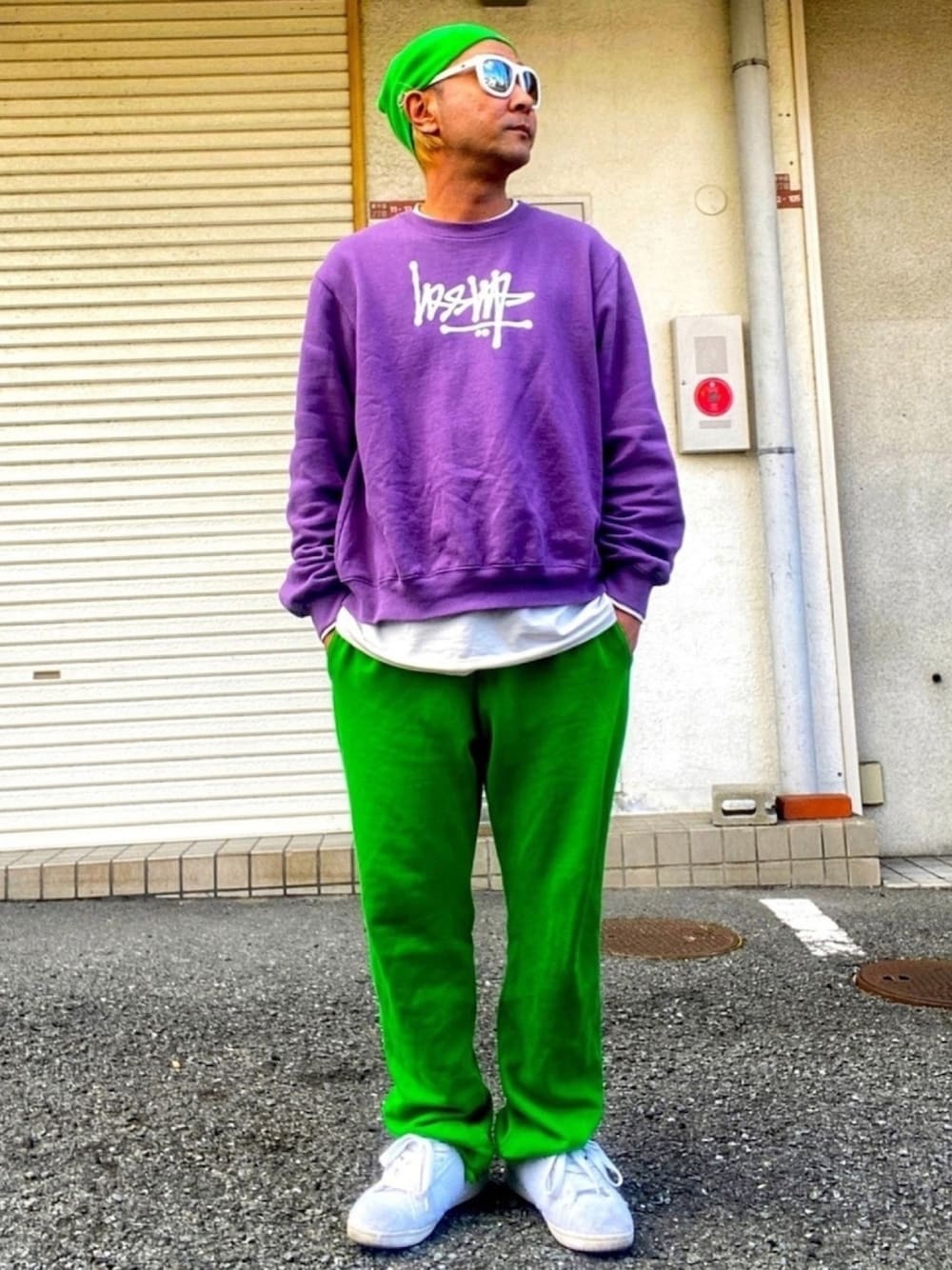 「ロゴスウェット、スウェット、スウェットパンツ、休日スタイル、白スニーカー、UNIQLO U、サングラス、ビーニー、LACOSTE、stussy」｜「LACOSTEのアイテム（ニットキャップ/ビーニー、グリーン系）」を使った、K2さん（メンズ・171cm）の冬コーディネートの1枚目の写真