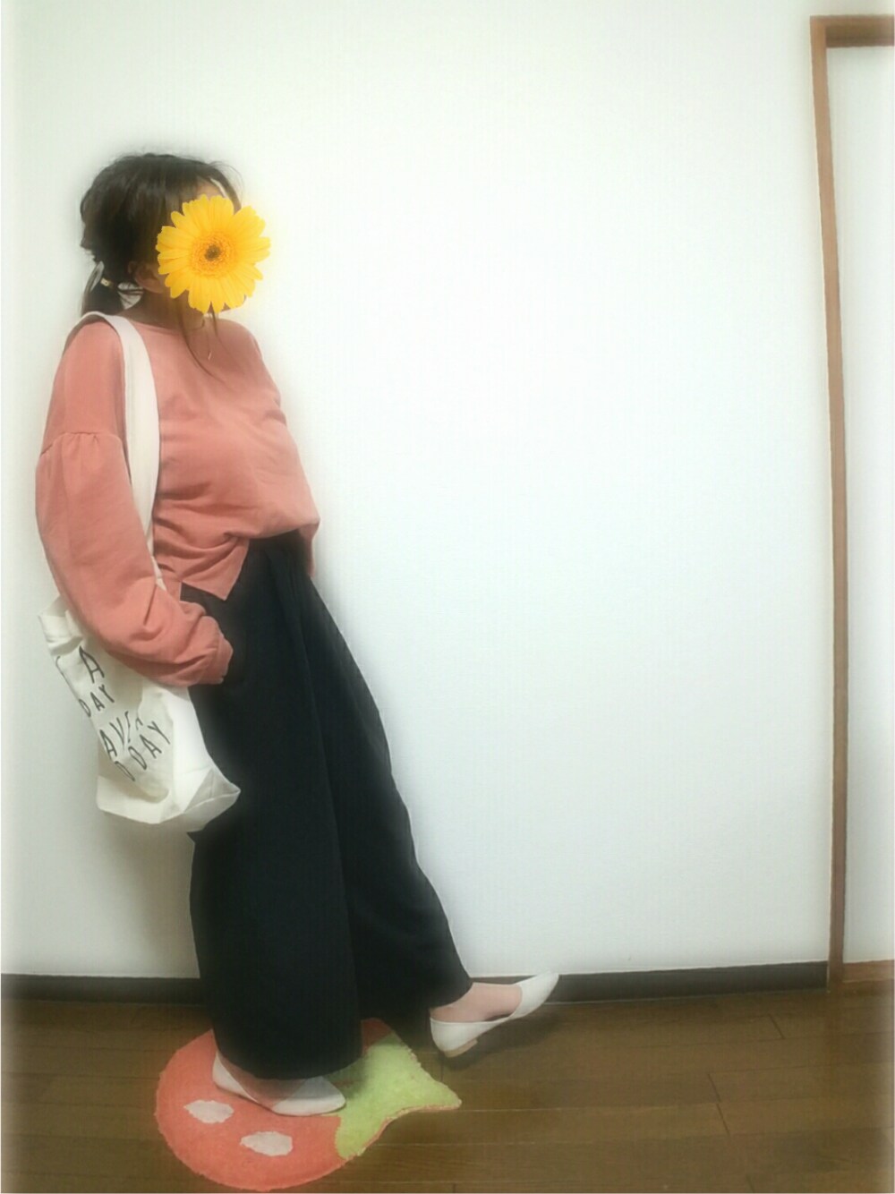 ピンク系のTシャツ/カットソー、ホワイト系のショルダーバッグ、ブラック系のその他パンツを着用したレディースの冬コーディネートの1枚目の写真