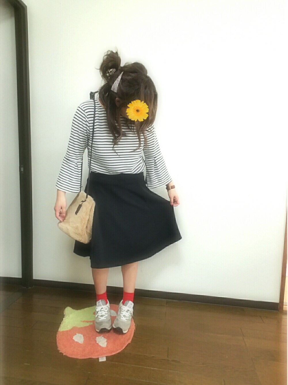 ホワイト系のTシャツ/カットソー、ブラック系のスカート、ベージュ系のショルダーバッグを着用したレディースの冬コーディネートの1枚目の写真