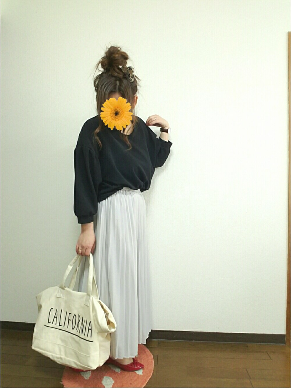 グレー系のその他パンツ、ホワイト系のトートバッグ、レッド系のバレエシューズを着用したレディースの春コーディネートの1枚目の写真